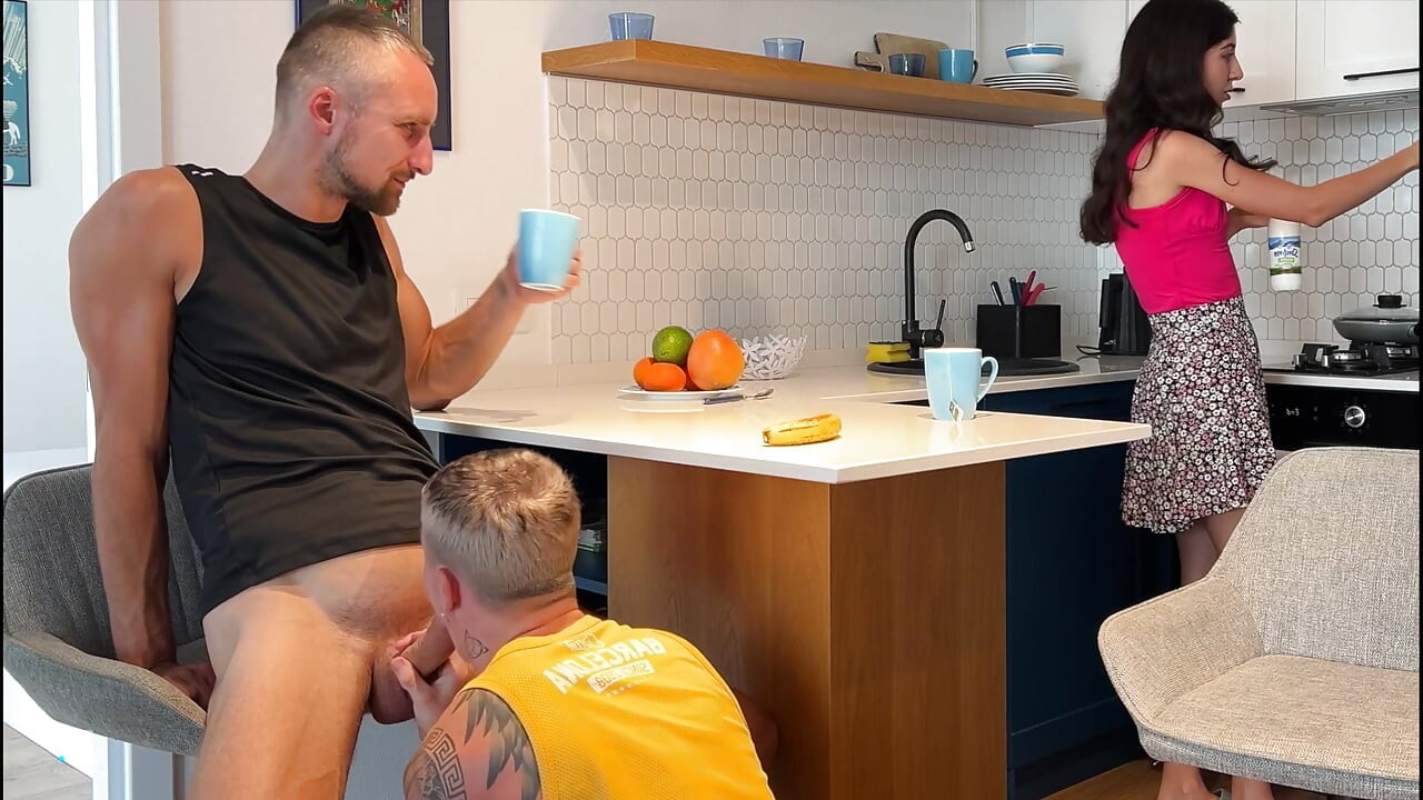 Dok žena čisti kuhinju, njezin muž svom najboljem prijatelju diskretno sočno puši.