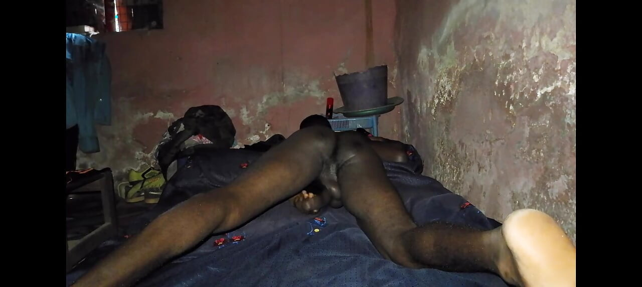 ボビー・ジョンソン、アフリカ系黒人の男性が、素朴な部屋で一人で楽しんでいる