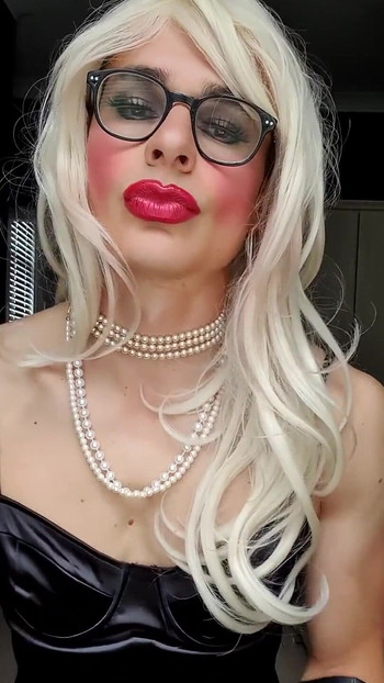 穿着我的黑色缎面礼服戏弄你, 全妆, 珍珠, 歌剧皮手套, 丝袜, 吊带, 珍珠, 贞操, 金发女郎