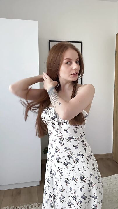 Une rousse timide avec des nattes se fait bander pour que vous puissiez exhiber vos gros nichons