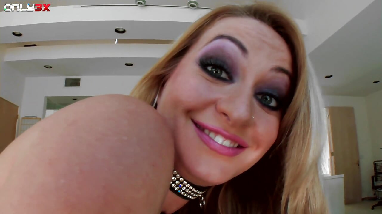 Aline, salope qui parle coquin, préfère deux bites pour se faire enculer