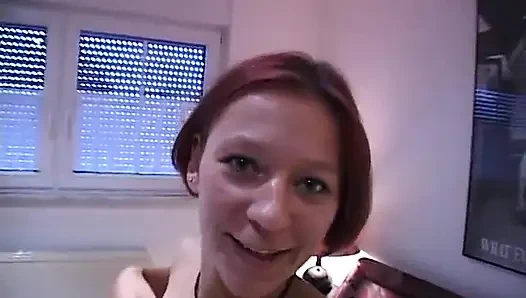 Kızıl saçlı genç kız ıslak amını ovuyor ve parmaklıyor