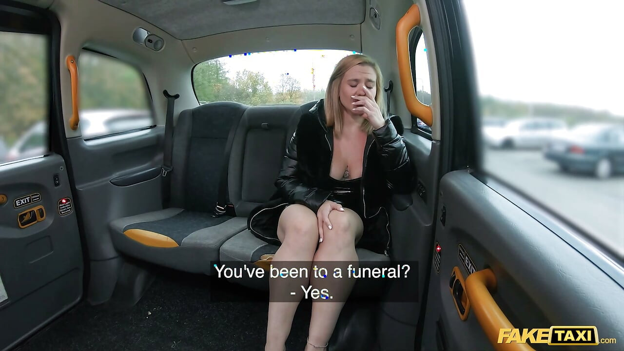 Blond med fantastiska STORA RUNDA TUTTAR blir medlidande-knullad efter begravning - Fake Taxi