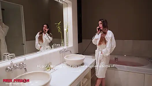 Aldatan Eş, Otel Garsonuyla Kocasını Aldatıyor