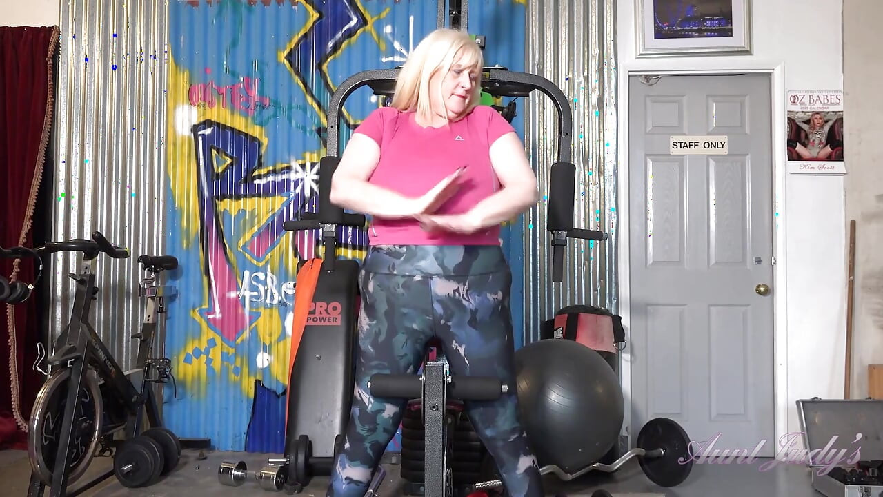 Auntjudys - Die Behaarte Reife BBW Catherine Kann Im Fitnessstudio Masturbieren