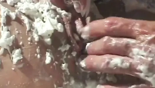 Ateşli esmer ve adam krem şanti ile kaplanıyor