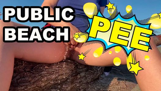 公共のビーチでおしっこをする女の子。人前で放尿する女性。