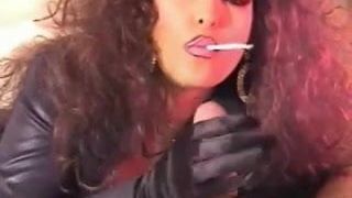 Jasmine Black, fille érotique sexy, fait une pipe avec des gants noirs