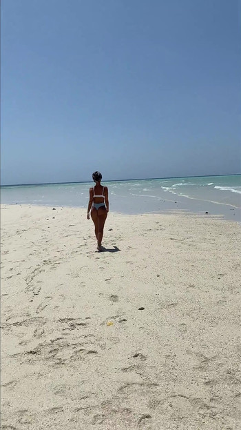 Mala golotinja na plaži Indijskog oceana.