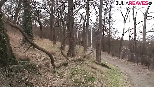 Azgın hatun patikanın yanında sert sikişiyor