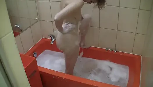 Gadis remaja seksi di kamar mandi air panas