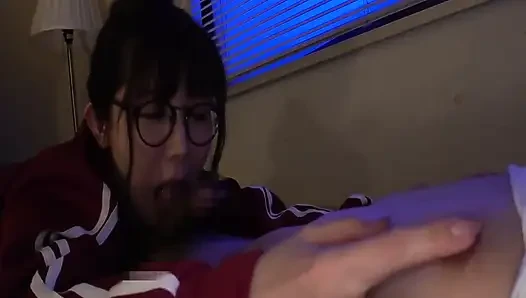 Blowjob-unterricht spät in der nacht von einer unerfahrenen stiefschwester