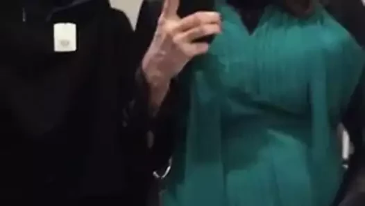 Bayanlar soyunma odasında tatlı bir ısınma daha