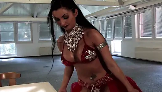 Çarpıcı Fransız hatun sert sikiliyor ve götü dölle kaplanıyor