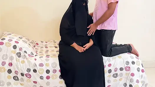 Riesige breite muschi, saudi-muslimischer dicker arsch & dicke möpse ficken stiefsohn, wenn sie allein auf der toilette ist