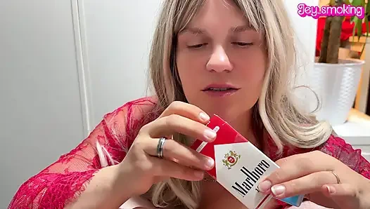 Ratu marlboro 100-an lagi asik nyepong kontol sambil ngomong jorok sambil ngomong jorok