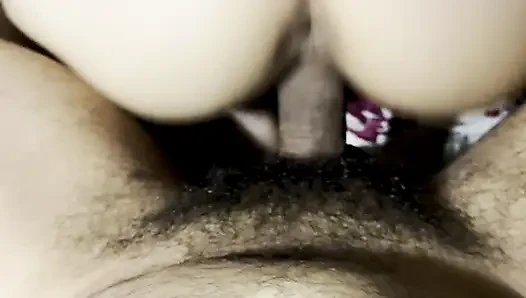 Pantat gelembung yang indah menunggangi kontol kerasku di tengah malam