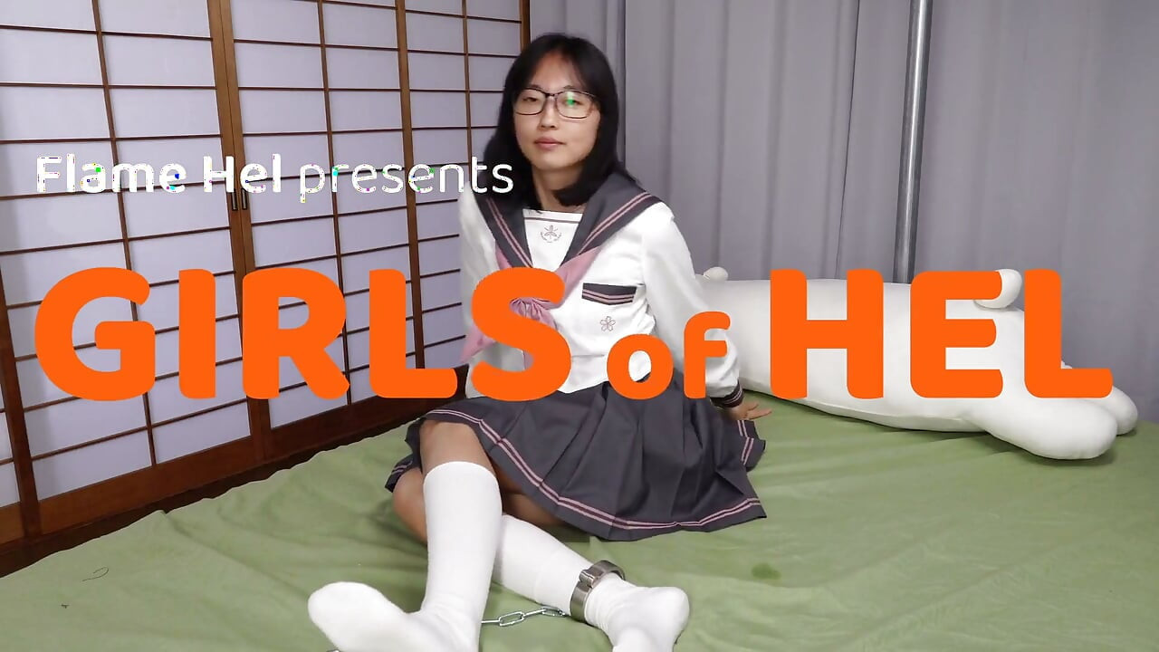 Asian Fuck Toy jest posłuszna swojemu fotografowi i wszystkim jego potrzebom seksualnym - anal studenta