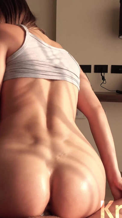 Genç kızın büyük götü büyük yarak emiyor erkek arkadaş ve domaltmalı