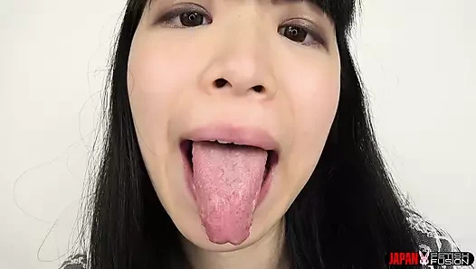 Наблюдение языка Yukari и фетишизм слюны в любительском видео