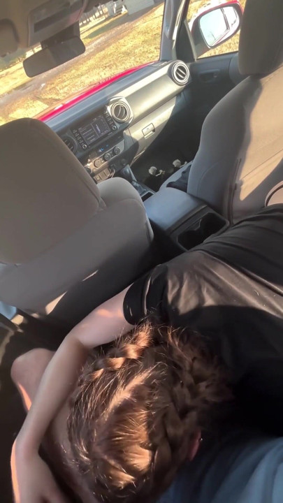 18-årig Tinder-date giver sjusket hals i bilen | Klip 1