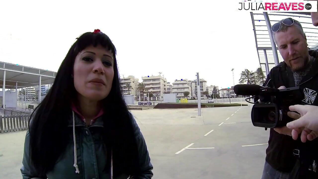 כלבה לוהטת רוכבת על זין ענק בזמן שהיא מוצצת זין אחר בשלישייה