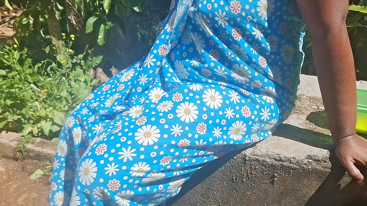 Мачеха купается утром на улице