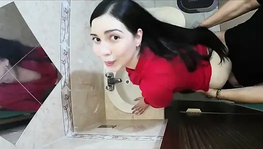 ÜVEY KıZ KARDEŞIMIN ÜCRETSIZ KULLANıMı. BANYODA SIKIŞIYOR.