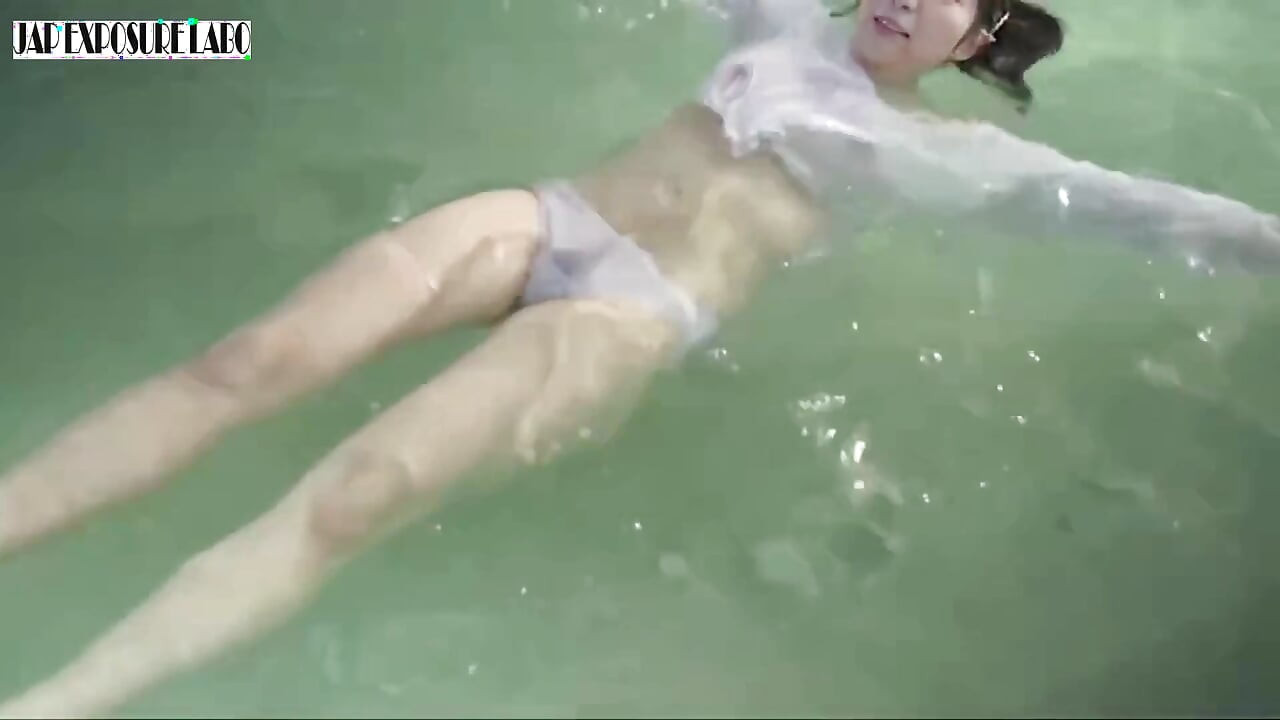 Gravure Idol Za kulisami w Okinawie, odważny off-camera moment uchwycony dyskretnie 1st