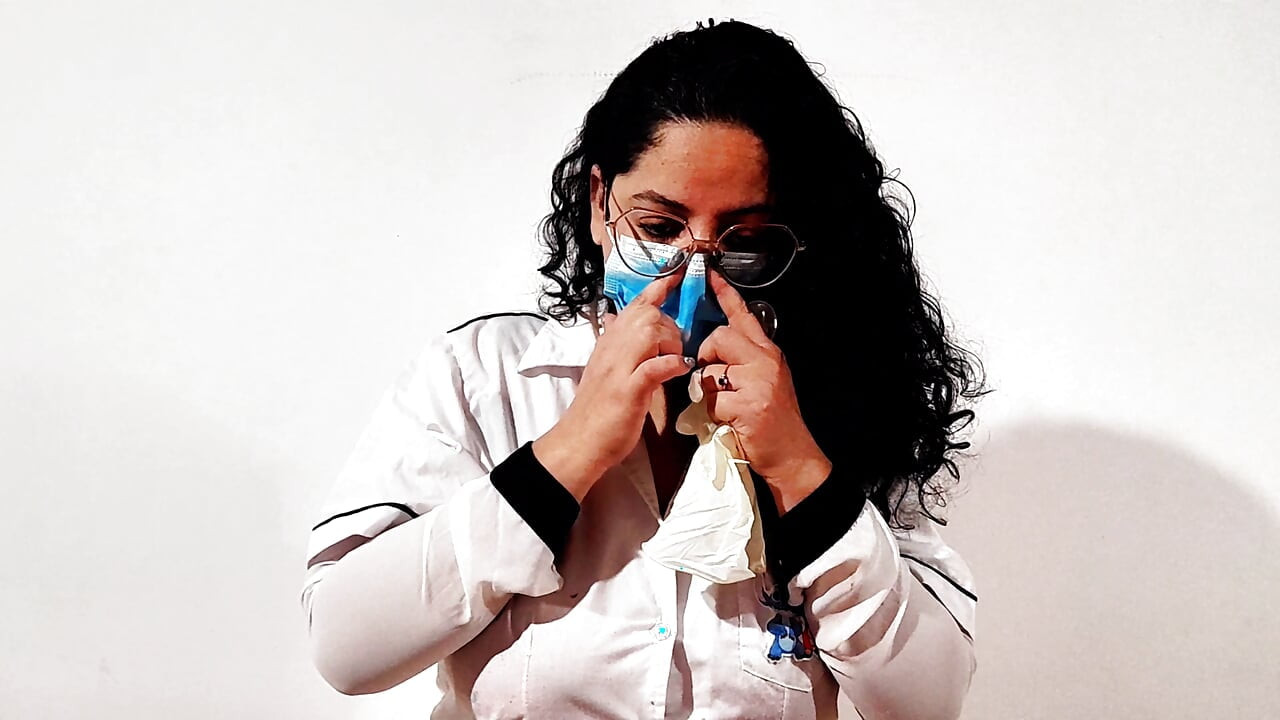 欲望を抑えきれず、患者のチンポをしゃぶる パート1