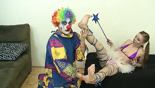 Красотка с цветом лица играет со своим клоуном