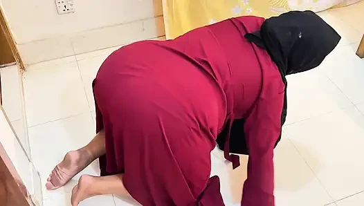 Mısırlı büyük götlü düzgün vücutlu Müslüman ateşli üvey anne yatağın altına sıkıştıktan sonra benden anal sikiş istiyor!