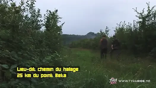 Camo'da sarışın ve ormanda kırmızı iç çamaşırlı esmer