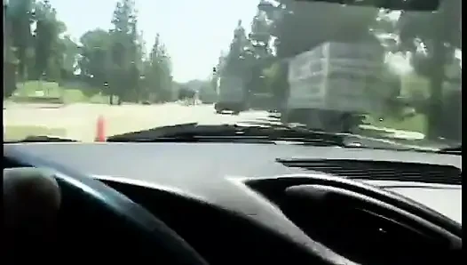 Горячую худенькую телочку заполняют членом и кончают на солнце