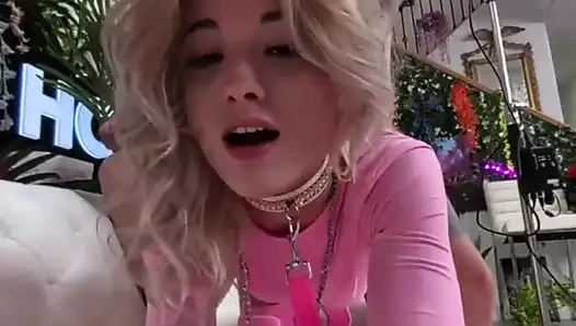 Nicole nichols lagi asik berlutut sambil jilat pantat bryan!