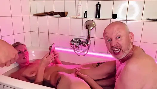 Trio-faustfick Mit Blonder MILF, Heißer Latina Und Altem Typen