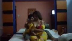 Indische Bengaalse bigboobs sexi meid seks met vriendje in het hotel.