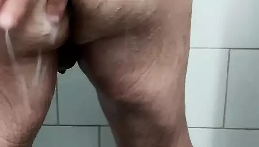 Yarak göt deliği gösterisi yıkıyorum