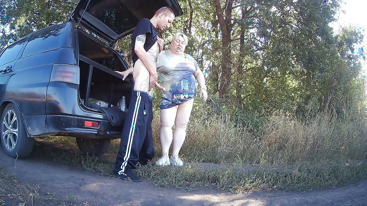 u parku jebem punicu u njenu pičku na pasji način, zatim u usta i svršavam dva puta u minuti