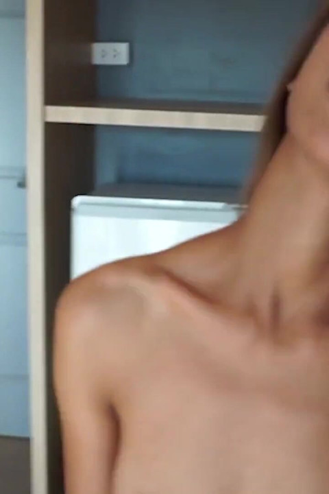 Asiansexdiary mager Aziatisch meisje probeert enorme buitenlandse pik