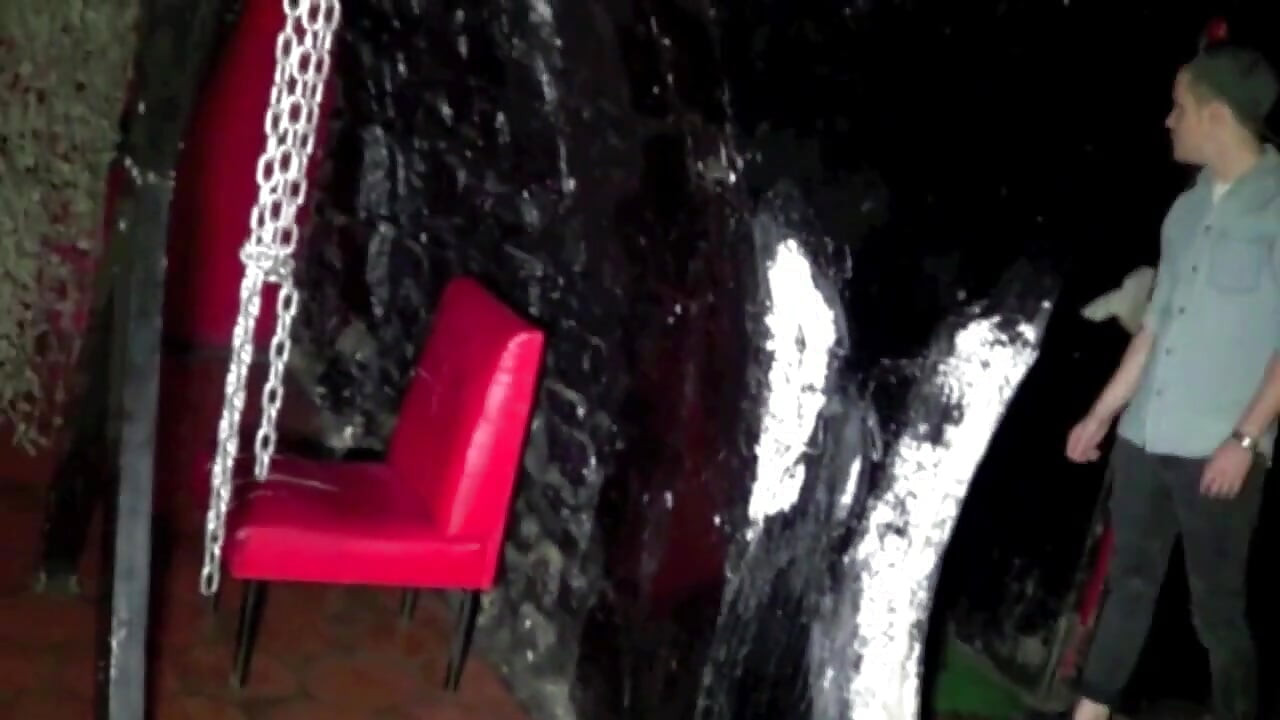 Doryan बैकरूम में एक ट्विंक को चोद रही है