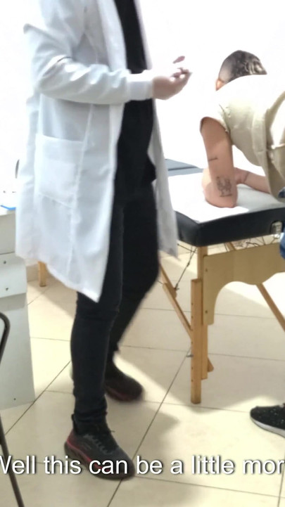 Snažan trenutak iz "Ginekolog obavlja rektalni pregled s prstima u njezinoj guzici."