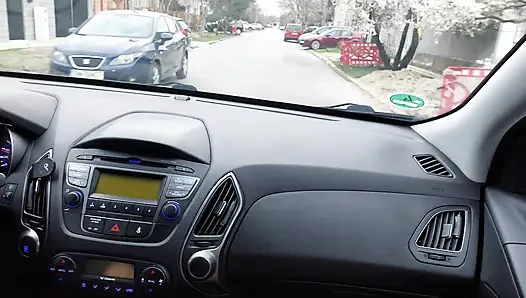 Zarif üvey anne herkesin içinde arabada üvey oğlunu azdırıyor