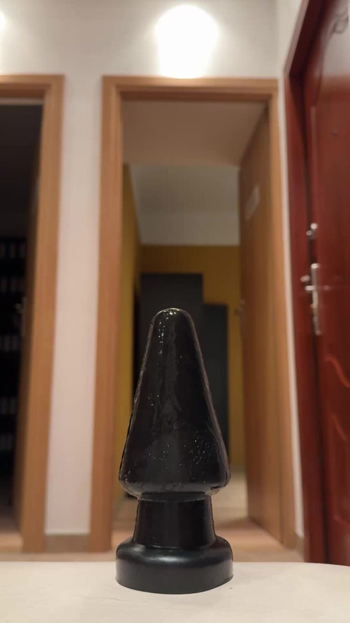 Umetanje velikog crnog čepa