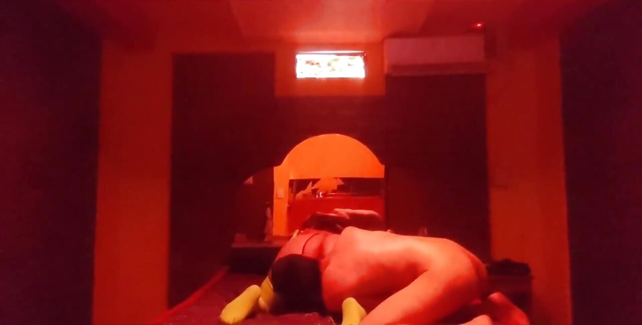 Bir motelde götünü ve amını emiyor