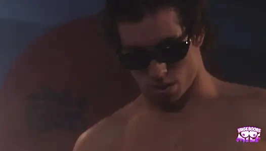 Das Küken masturbiert zur Szene der heißen Blondine in strümpfen, fickt wild.