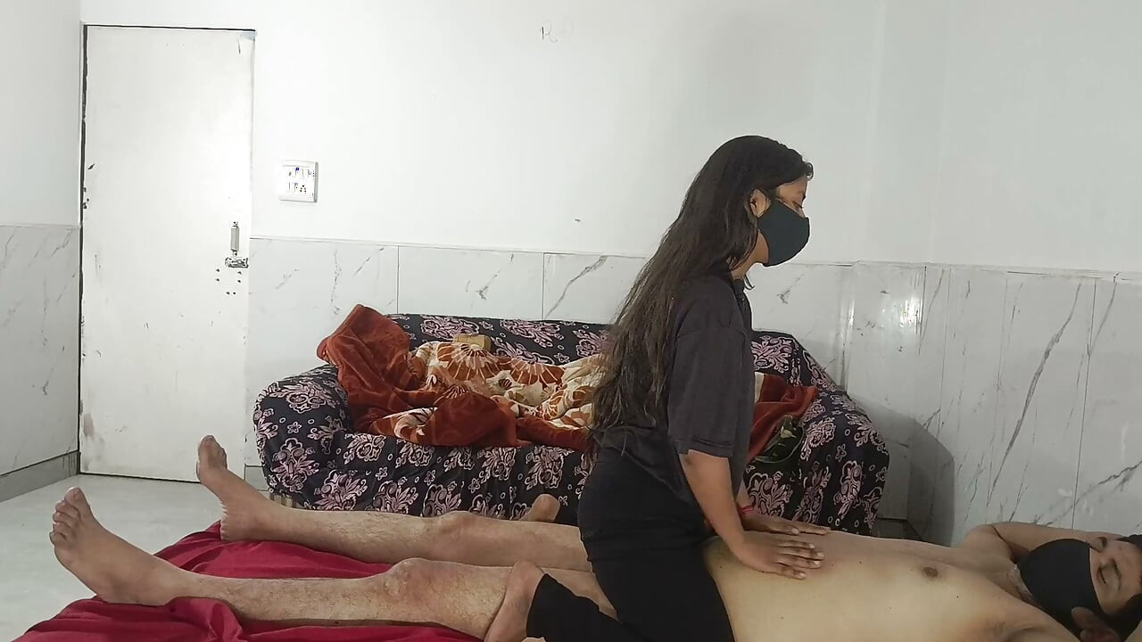خانم ماهی در مرکز ماساژش کیر مشتری را مکید و به او کسش داد