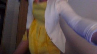 Bruidsmeisje travestiet in schattige gele jurk en witte bles