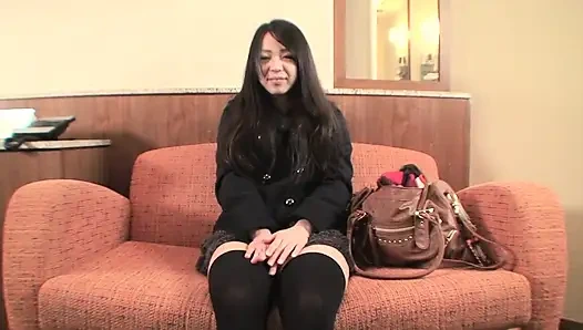 Japanisches teen in kniehohen socken bekommt ihren frischen muschi-creampie