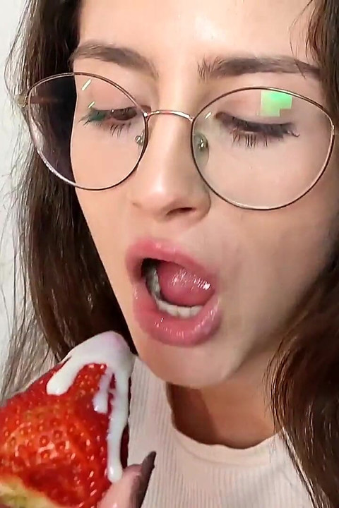 Fetish makanan shana pakai stroberi